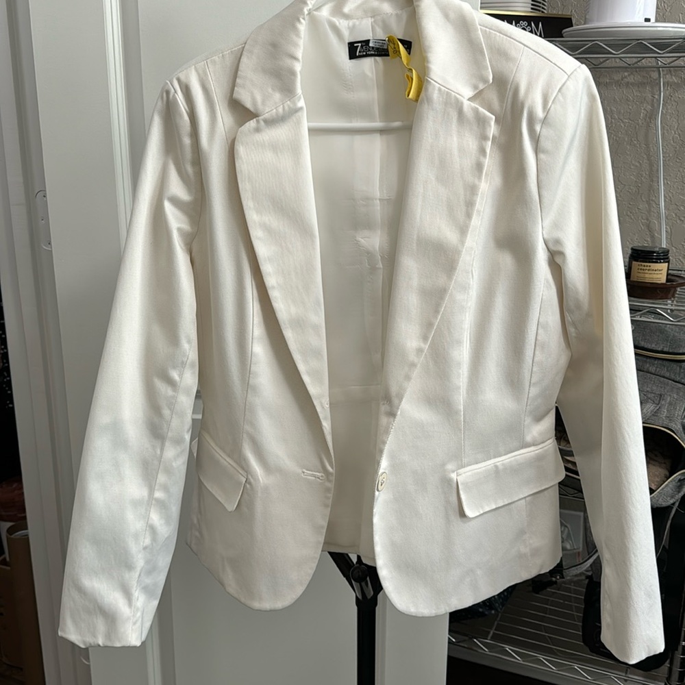 2 button, single vent white blazer